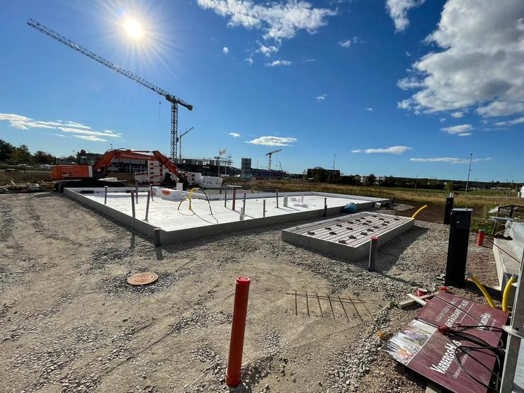 En klar himmel överser ett nygjutet fundament där Thorssons Entreprenad arbetar med markentreprenad på en byggarbetsplats i Värnamo.