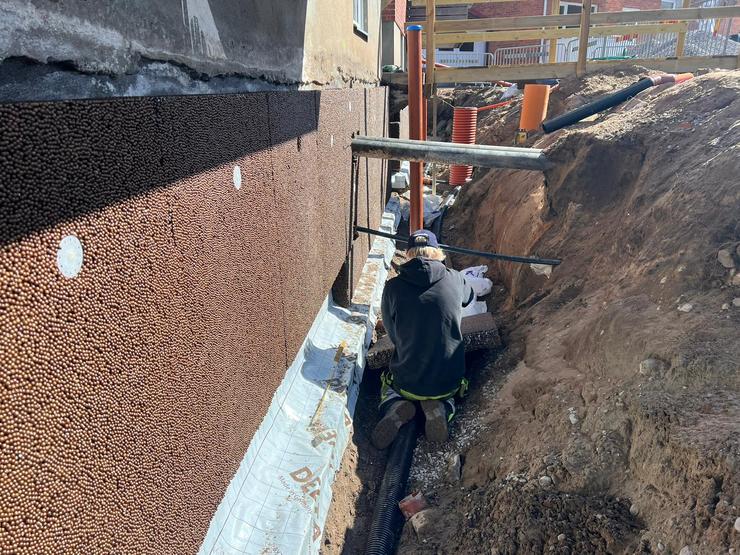 Thorssons Entreprenad arbetar med installation av dräneringssystem vid en husgrund, som en del av deras markentreprenadstjänster i Värnamo.