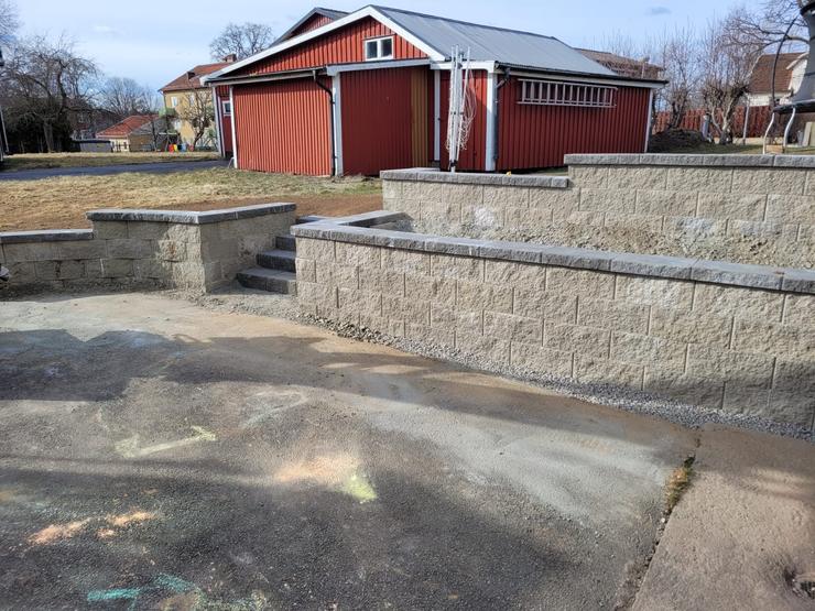 Nykonstruerade trappsteg och stödmurar i betong, fint arbetade av Thorssons Entreprenad, som en del av en ny fantastisk entré till en villa i Värnamo.